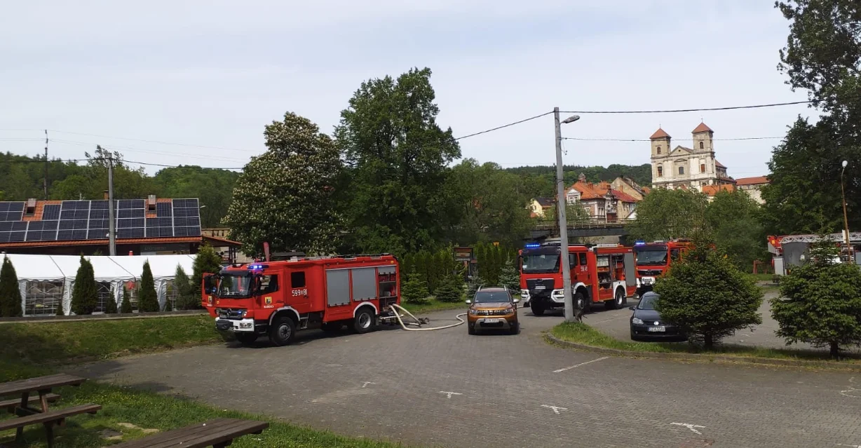 Pożar budynku usługowego przy ulicy Skalnej w Bardzie - Zdjęcie główne