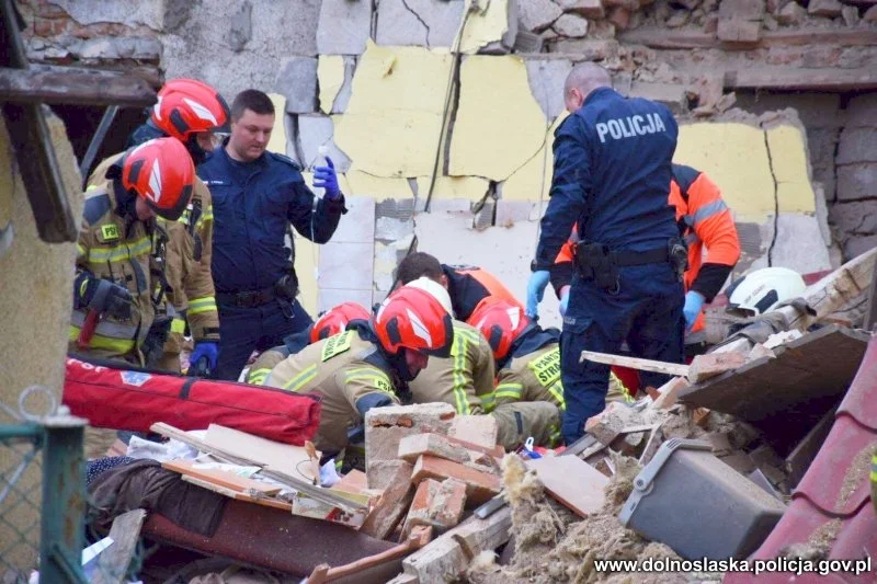 Ożary: Wybuch butli z gazem, zawalił się dom. Jedna osoba nie żyje