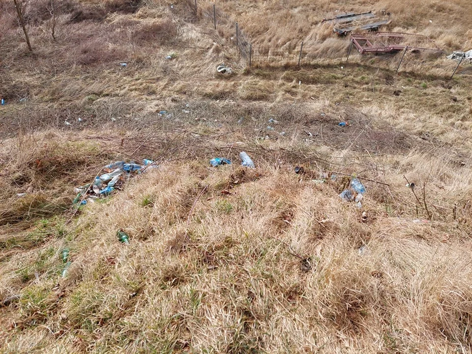 Gdy widzimy, że ktoś wyrzuca śmieci w miejscach niedozwolonych - zwracajmy uwagę i edukujmy się nawzajem.