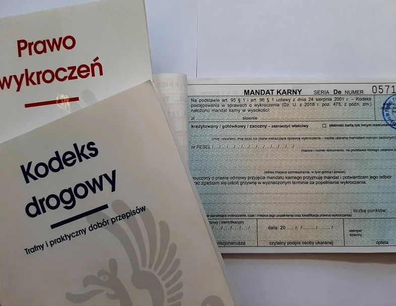 Dębowina: Pasażerka bez zapiętych pasów bezpieczeństwa trzymała na kolanach dziecko - Zdjęcie główne