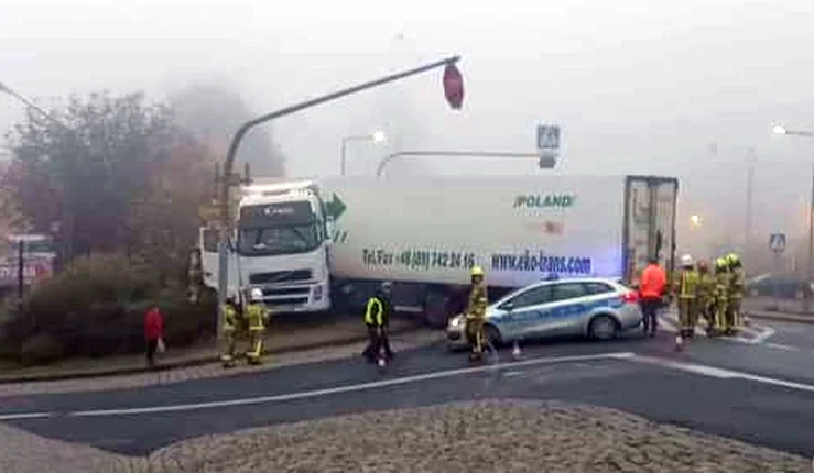 Bardo. Znów ciężarówka wjechała w nasyp - Zdjęcie główne