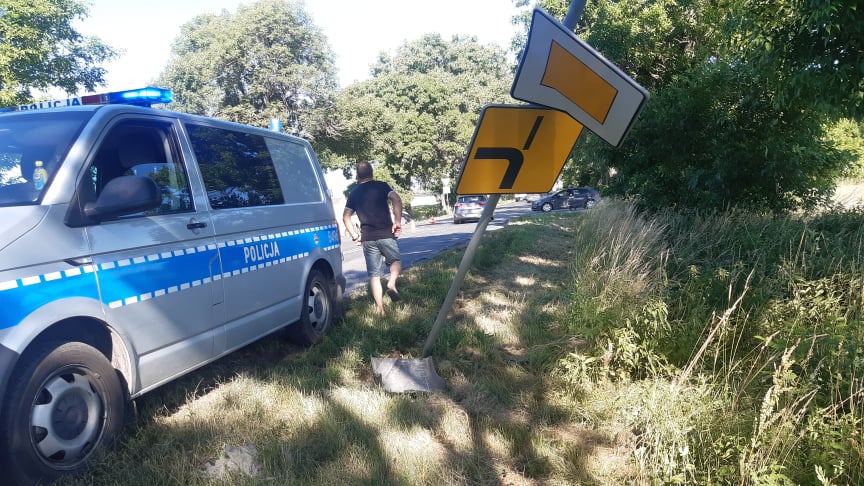 Zderzyły się dwa auta - dostawczy Iveco i osobowy Volskwagen.