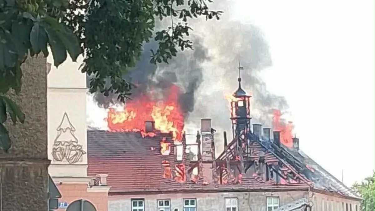 KAMIENIEC ZĄBKOWICKI. Pożar budynku wielorodzinnego przy ul. Złotostockiej