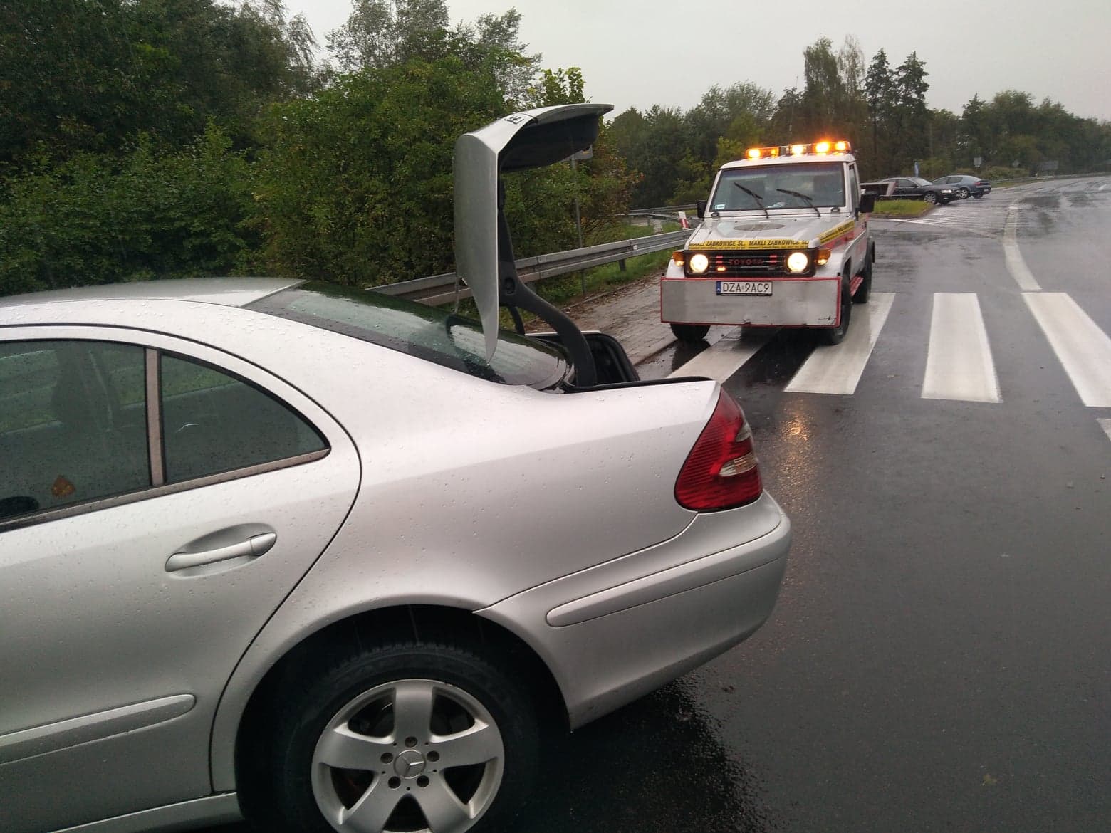 Mercedes wypadł z drogi krajowej nr 8 - Zdjęcie główne