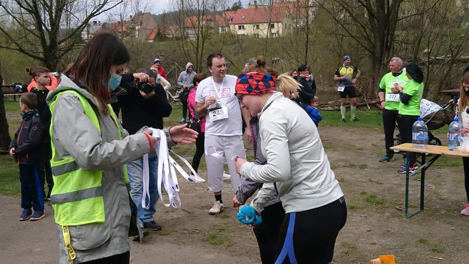 Aby zachować dystans, zawodnicy startowali co 5 minut w 25-osobowych grupach