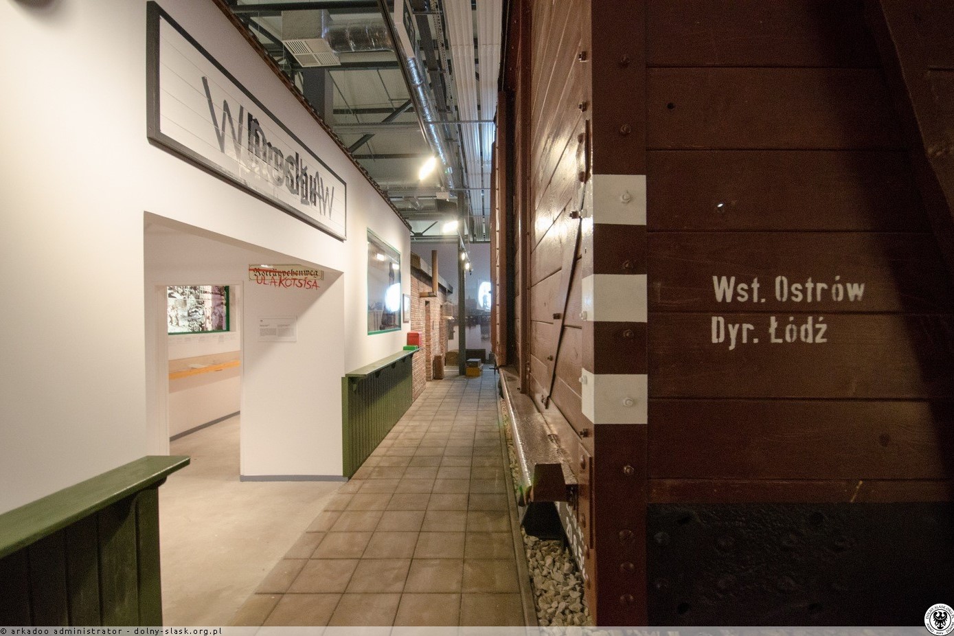 Centrum Historii Zajezdnia - jeśli w ogóle można „opowiedzieć miasto” opisać jego historię, ludzi, kulturę, przeszłość i przyszłość, to trudno sobie wyobrazić lepszą lokalizację. Wystawy są interaktywne i przygotowane tak, aby zaciekawić najmłodszych i tych trochę starszych.