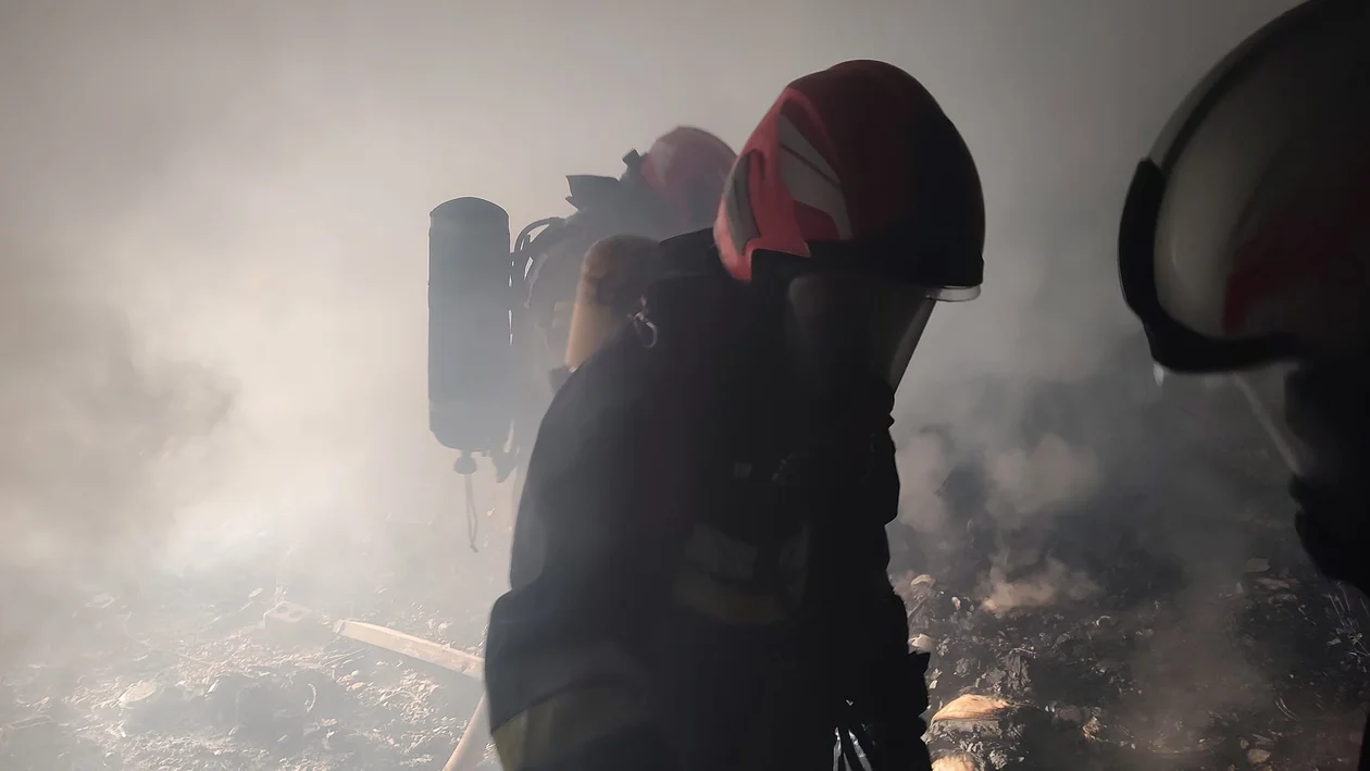 Bobolice. Wielki pożar, ucierpiał jeden ze strażaków - Zdjęcie główne