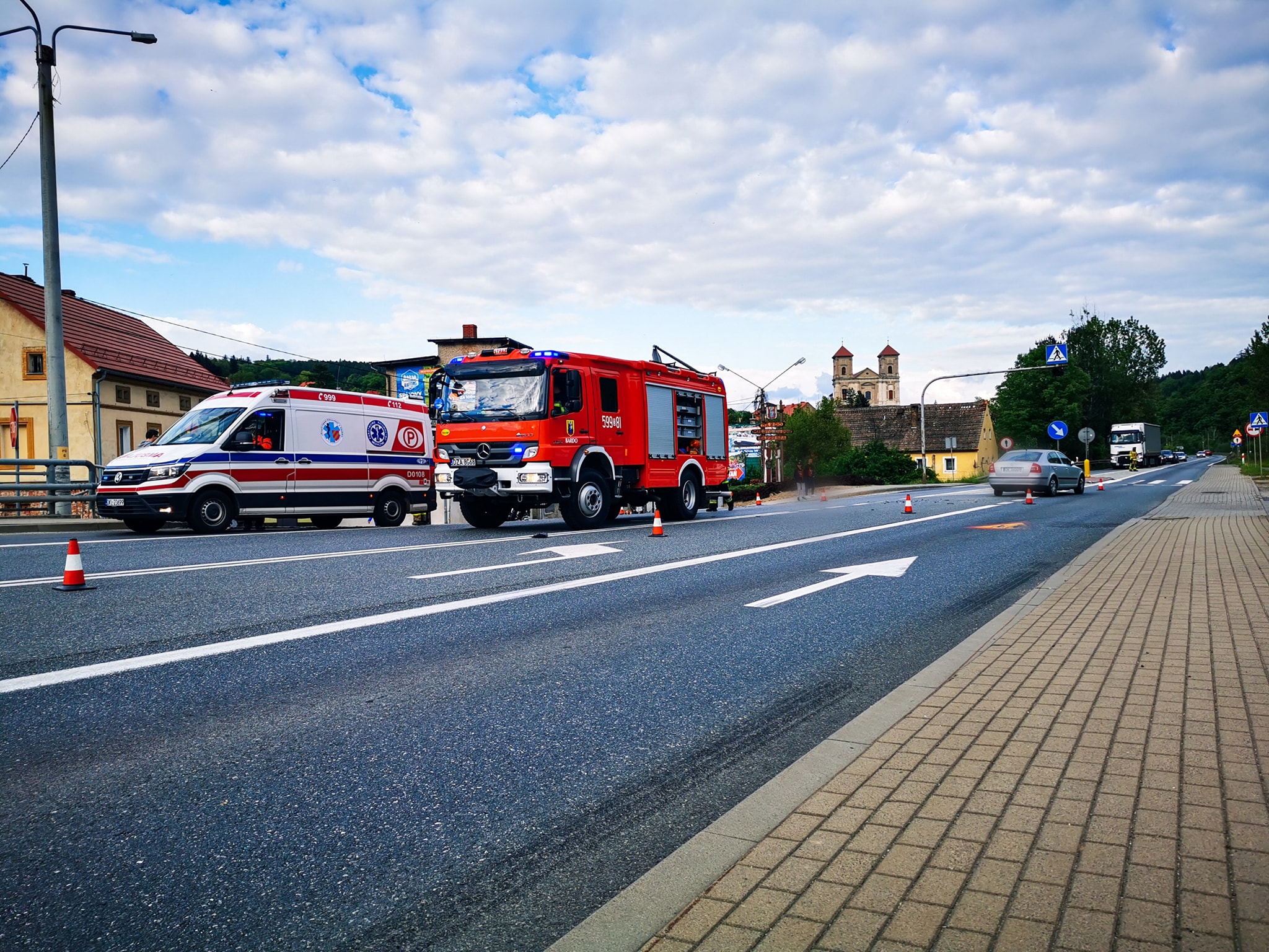 Bardo. Zderzenie motocykla z osobówką. Jedna osoba poszkodowana - Zdjęcie główne