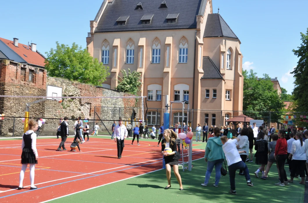 Nowe boisko z placem zabaw w ośrodku w Ząbkowicach Śląskich - Zdjęcie główne