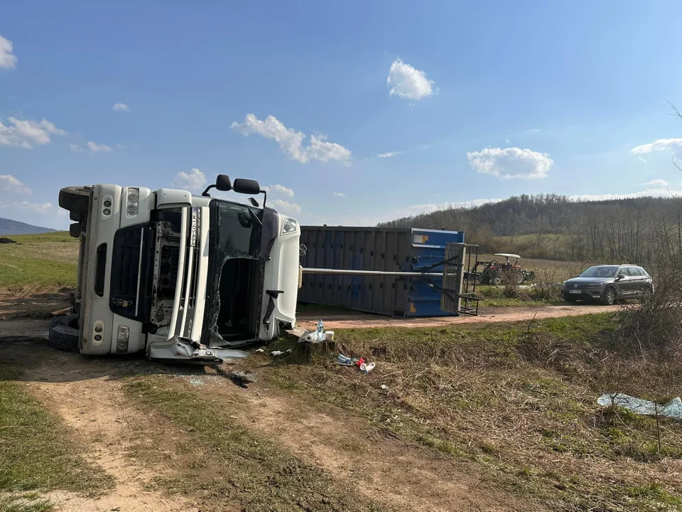 Nieszczęśliwy wypadek w Laskach  Nie żyje kierowca ciężarówki - Zdjęcie główne