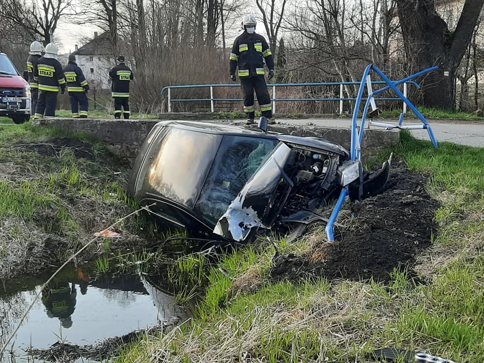 Mieszkaniec Powiatu Ząbkowickiego wjechał pijany do rzeki  - Zdjęcie główne