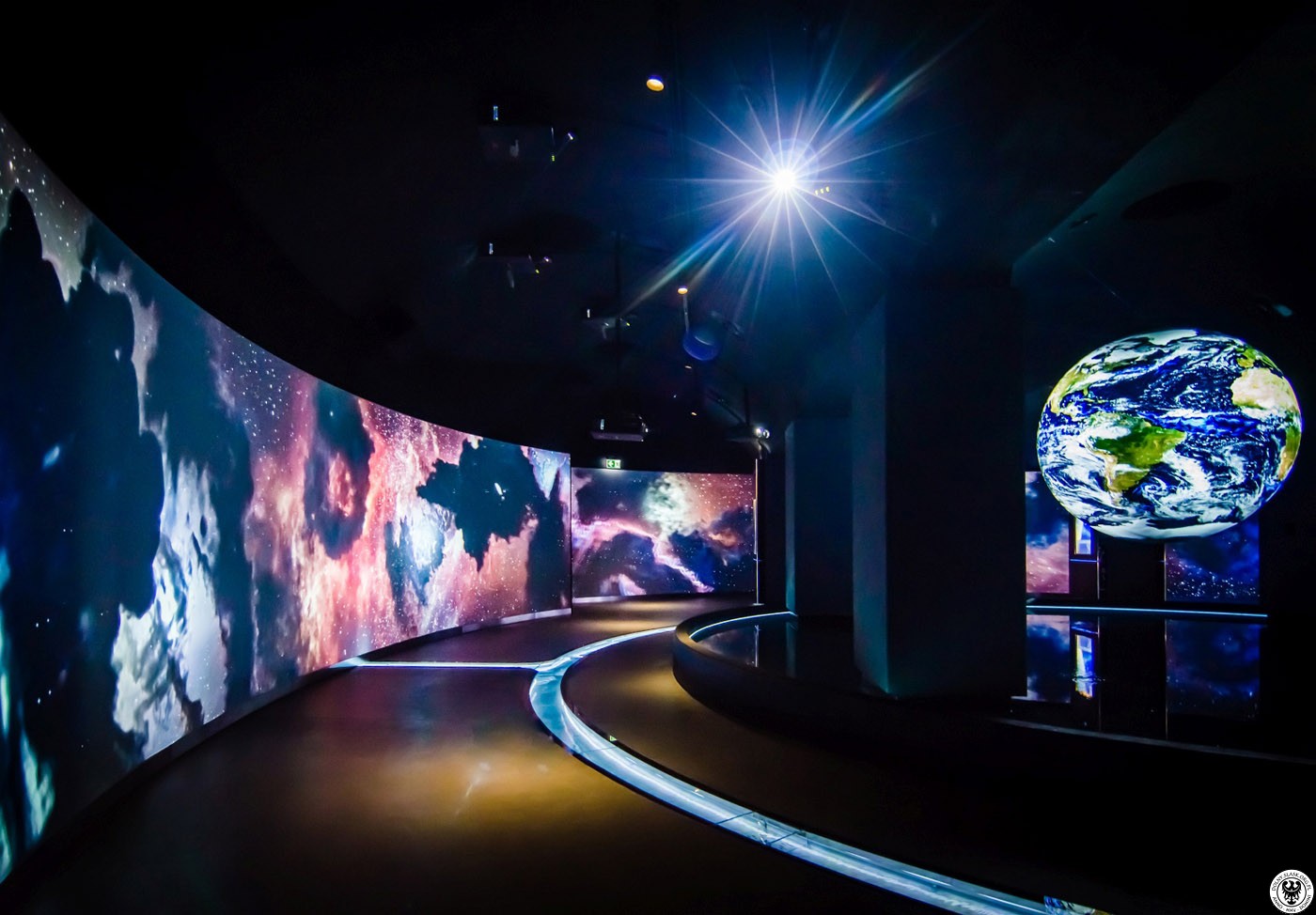 Hydropolis to unikatowe centrum wiedzy o wodzie. Wystawy w ciekawy sposób pokazują wszystkie oblicza wody. Zwiedzanie zaczyna się od filmu przyrodniczego w sali, gdzie znajduje się przestrzenna kula ziemska. Na zwiedzających czeka ponad 70 atrakcji.