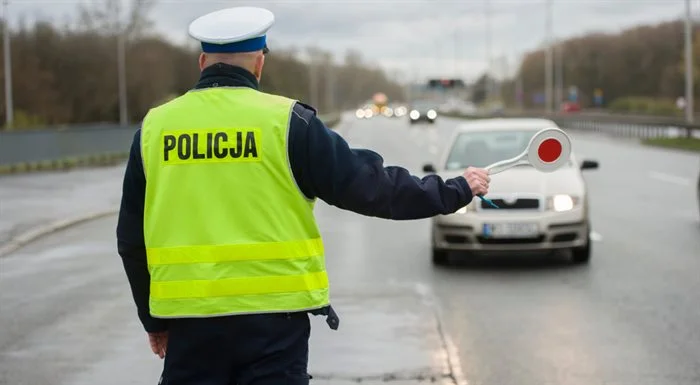 Powiat Ząbkowicki. 44-latek na podwójnym gazie, w foteliku było 1,5 roczne dziecko - Zdjęcie główne