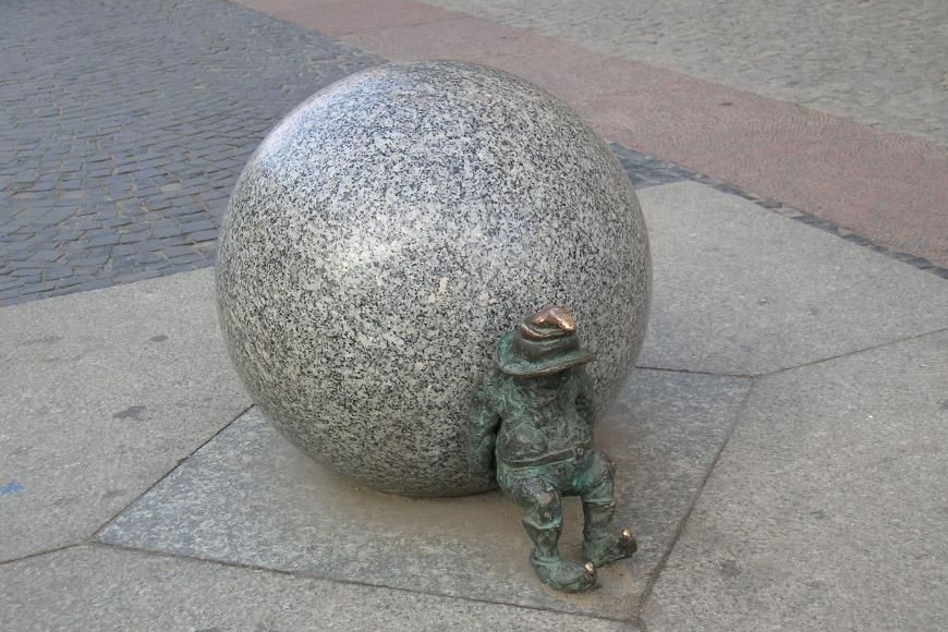 Spacer śladami wrocławskich krasnali to 2-godzinna wycieczka z przewodnikiem szlakiem słynnych wrocławskich krasnali. Wspólne poszukiwanie i odkrywanie wrocławskich skrzatów na Starówce. Zwiedzanie Wrocławia w formie zabawy. Idealna okazja do poznania historii każdego skrzata.