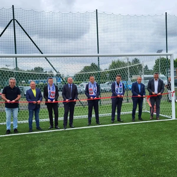 W Ząbkowicach oddane zostało do użytku pełnowymiarowe boisko piłkarskie ze sztuczną nawierzchnią - Zdjęcie główne