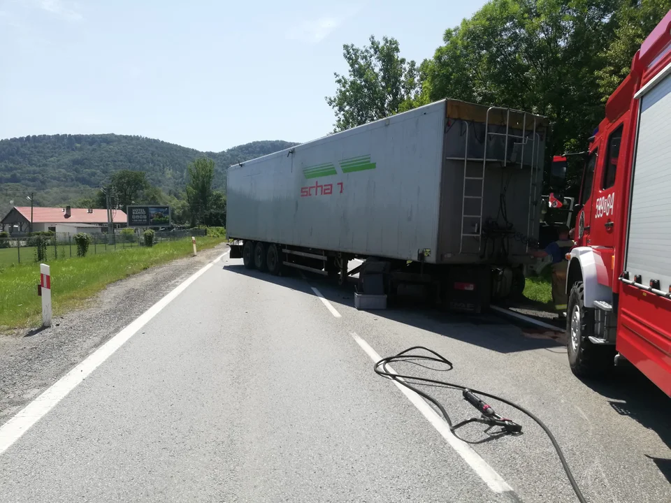 Zderzenie samochodu osobowego z ciężarowym w Bardzie [aktualizacja] - Zdjęcie główne