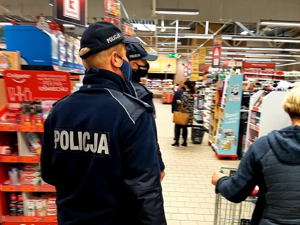 Ząbkowice Śląskie: Policjanci patrolują sklepy