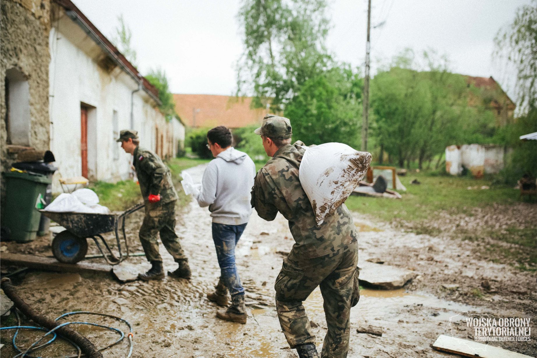 Ciepłowody: Żołnierze pomagają w usuwaniu skutków nawałnicy  - Zdjęcie główne