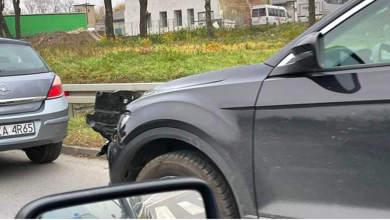 Zderzenie dwóch samochodów na Legnickiej w Ząbkowicach - Zdjęcie główne