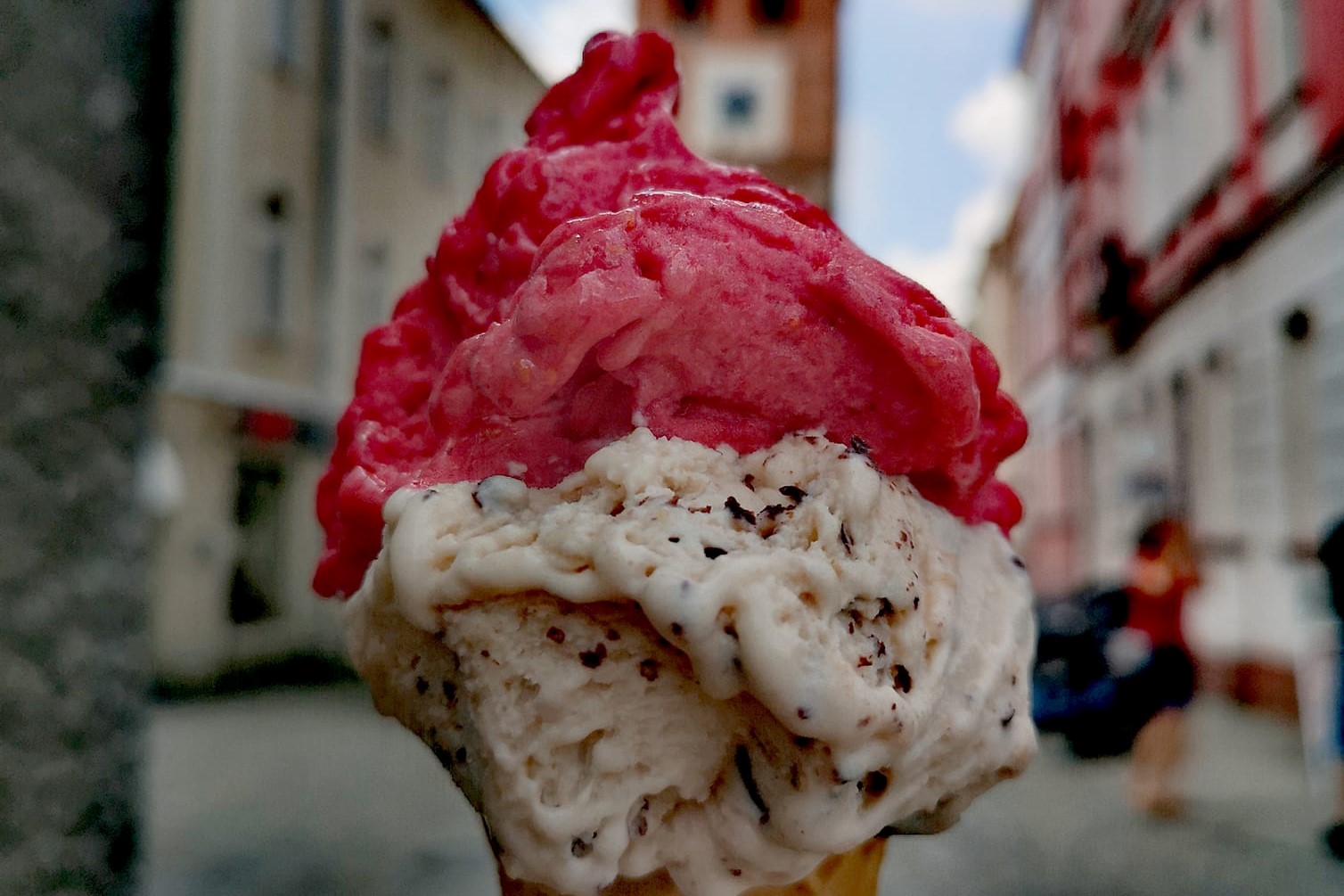 Frankenstein eiscafe - przy ząbkowickim rynku można zjeść pyszne, rzemieślnicze lody wytwarzane według rodzinnej receptury od 1981 roku.  Smak lodów zmienia się codziennie. Na miejscu można wypić również kawy i chłodne napoje oraz zjeść rurkę z bitą śmietaną. Otwarte od poniedziałku do piątku w godz. 10:00-20:00, w soboty od 9:30 do 20:00, a w niedziele od 10:00 do 21:00. Za kawę i lody zapłacisz tu ok. 20 zł.