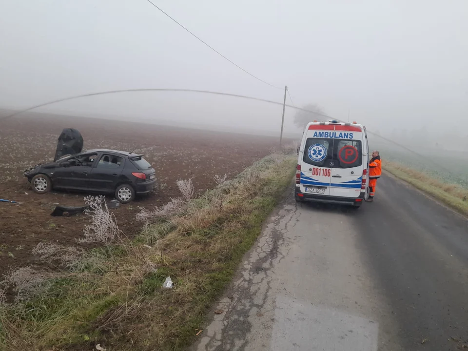 Dachowanie osobówki pomiędzy Stoszowicami a Lutomierzem. 1 osoba w szpitalu - Zdjęcie główne