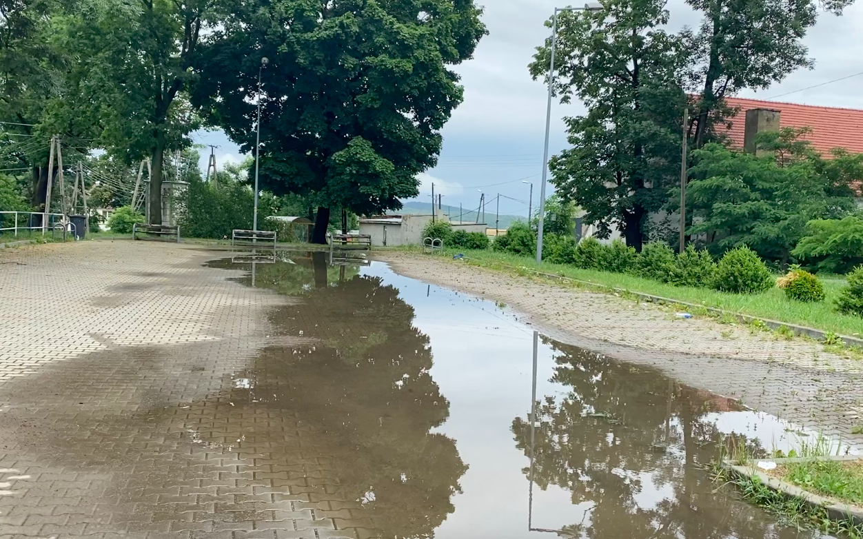 Powiat ząbkowicki. Zalane domy, osunięta skarpa, nieprzejezdne drogi - Zdjęcie główne