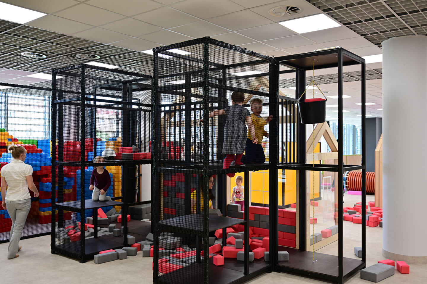 Klockownia to  niezwykła sala zabaw dla dzieci. W Klockowni klocki do zabawy nigdy się nie kończą. Zabawa klockami uczy, podczas niej dziecko doświadcza swoich pierwszych sukcesów i osiągnięć, eksperymentuje, popełnia błędy przy tym nieświadomie i nieustannie się ucząc.