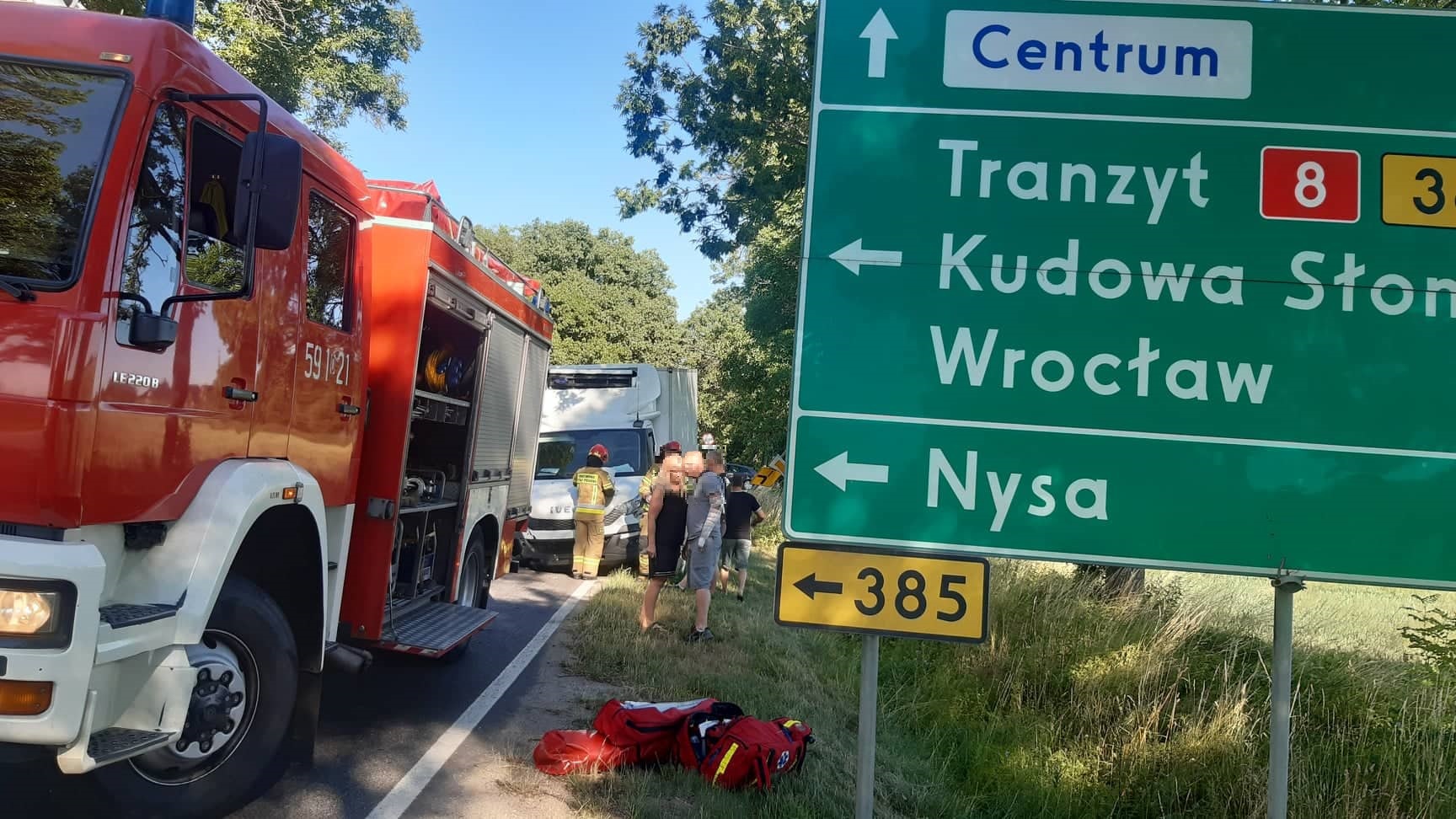 Zderzyły się dwa auta - dostawczy Iveco i osobowy Volskwagen.