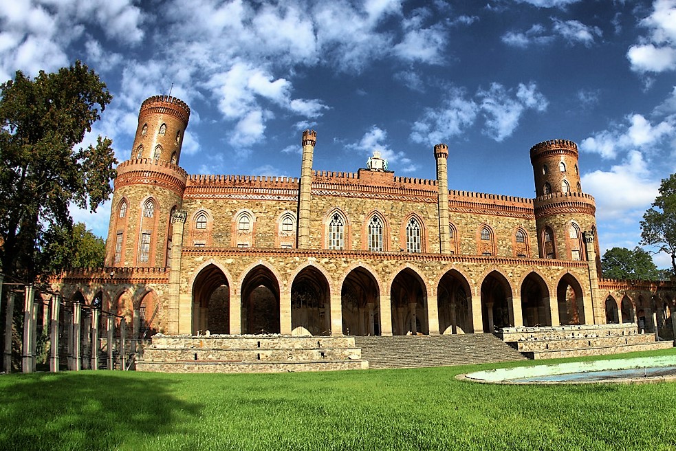 Pałac Marianny Orańskiej- Miejsce nazywane jest perłą architektury Dolnego Śląska. Potężna budowla bardziej przypomina twierdzę lub zamczysko. Podczas zwiedzania w pałacu do pokonania jest ponad 300 schodów.   Kim była właścicielka pałacu? Marianna Orańska była niderlandzką królewną, która Kamieniec Ząbkowicki odziedziczyła w spadku po swojej matce. To tu zostawiła swoje serce… Więcej o jej barwnym życiu dowiesz się podczas zwiedzania.