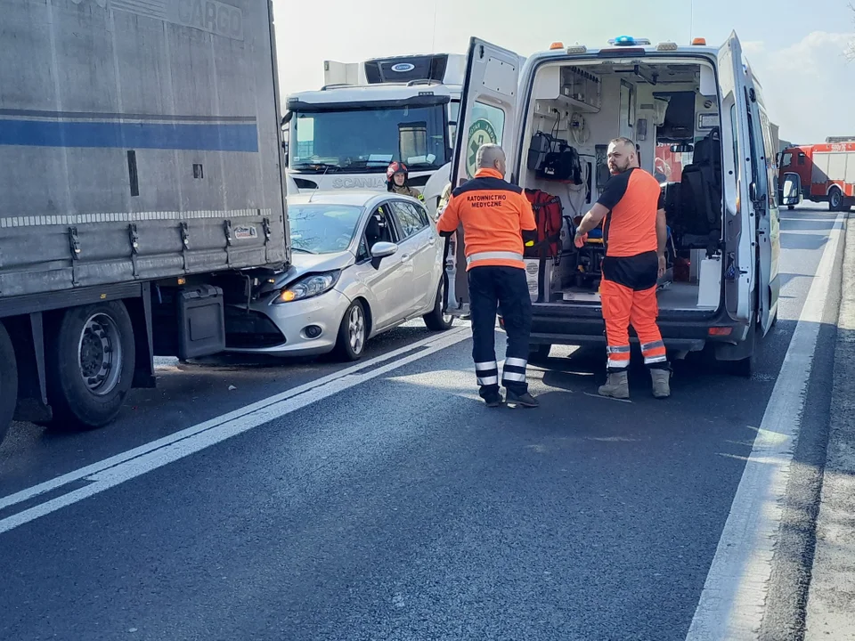 Braszowice. Zderzenie dwóch ciężarówek i osobówki na krajowej ósemce [zdjęcia] - Zdjęcie główne