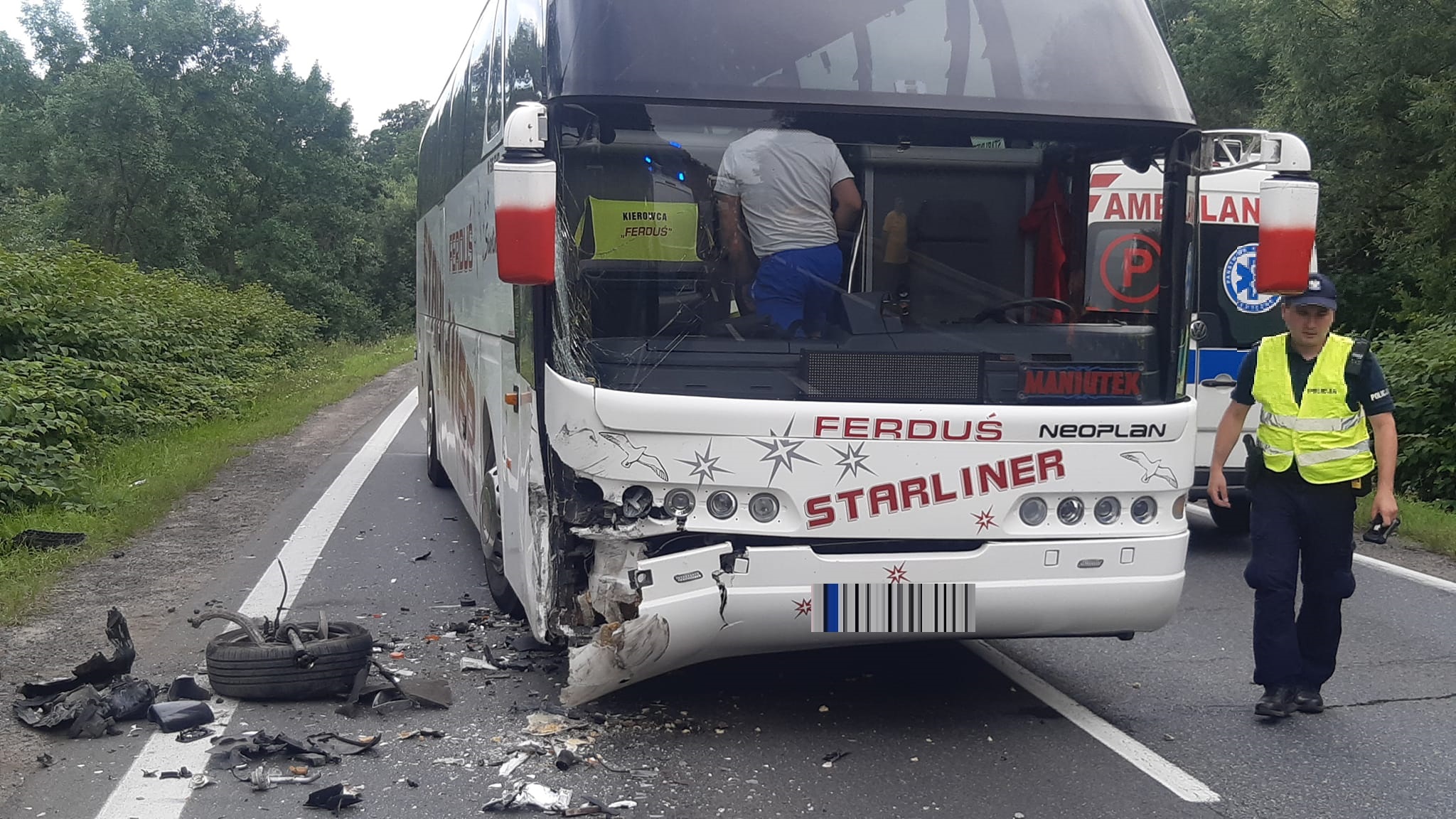 Ząbkowice Śląskie: Czołowe zderzenie autobusu z  Audi [AKTUALIZACJA] - Zdjęcie główne