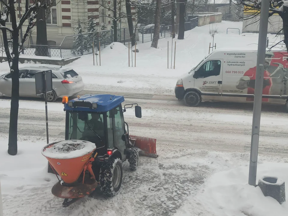 Akcja Zima w Ząbkowicach Śląskich. Zobacz gdzie zadzwonić po pomoc - Zdjęcie główne