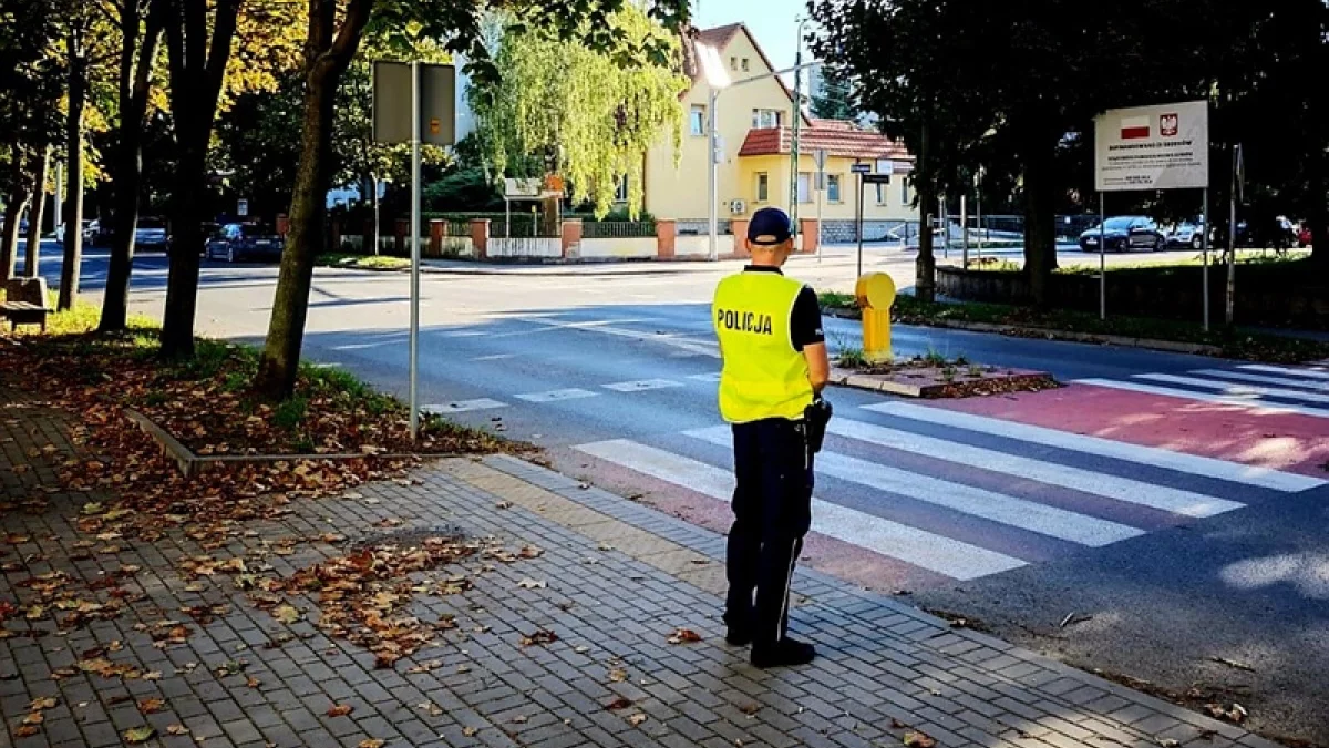 Policyjne patrole przy szkołach wywołały dyskusję. Internauci nie kryją emocji: „Obudzili się”