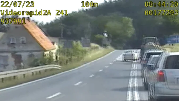 Droga krajowa nr 8. 120 km/h w obszarze zabudowanym i wyprzedzanie na ciągłej - Zdjęcie główne