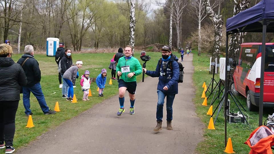 Aby zachować dystans, zawodnicy startowali co 5 minut w 25-osobowych grupach