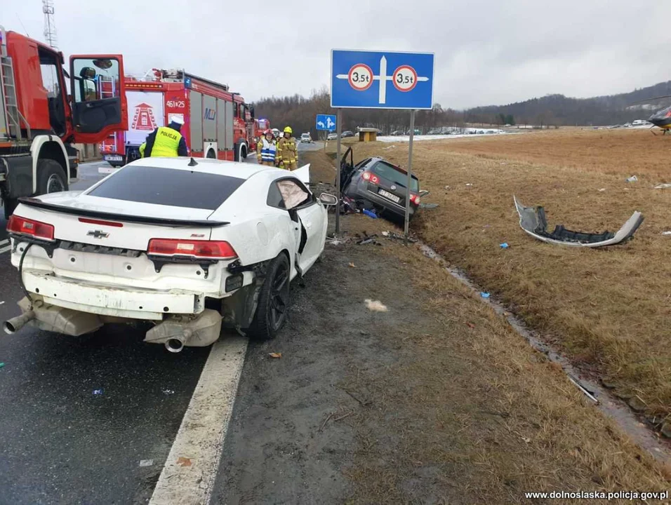 W niedzielę kierujący samochodem Honda 72-letni mężczyzna wykonując manewr wyprzedzania zjechał na przeciwległy pas ruchu, gdzie zderzył się czołowo z samochodem Ford kierowanym przez 59-letniego mieszkańca powiatu wrocławskiego.