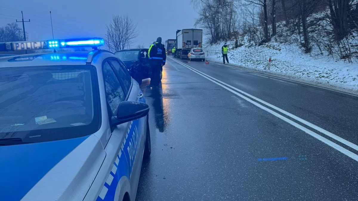 Poranek pełen zdarzeń drogowych w regionie - Zdjęcie główne