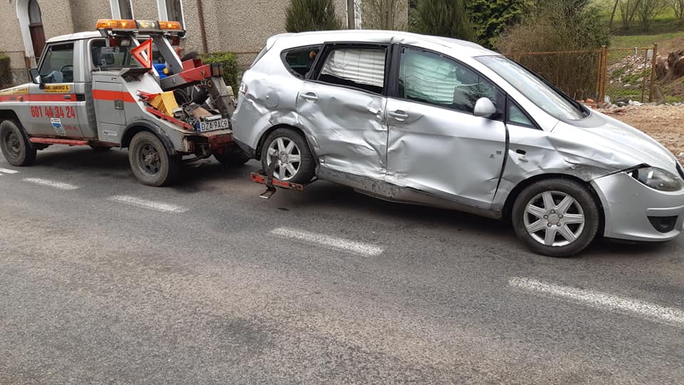 Ząbkowice Śl. Potrójne zderzenie na skrzyżowaniu - Zdjęcie główne