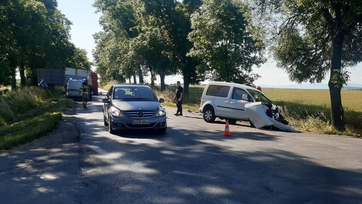 Zderzyły się dwa auta - dostawczy Iveco i osobowy Volskwagen.