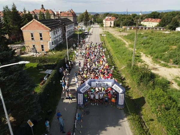 Ponad 300 biegaczy wzięło udział w Ząbkowickiej Dyszce [ZDJĘCIA] - Zdjęcie główne
