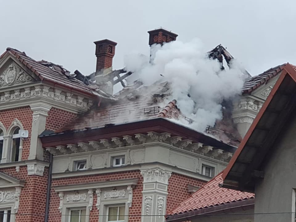 Bardo: 7 rodzin straciło dom w wyniku pożaru kamienicy 