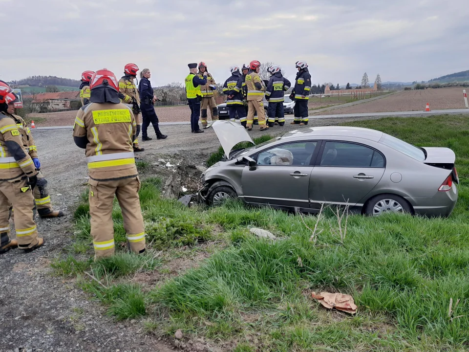 Braszowice. Samochód wypadł z drogi i wylądował w przydrożnym rowie [zdjęcia] - Zdjęcie główne