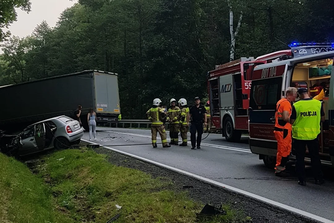 Gmina Złoty Stok. Zderzenie Skody ze Scania. 49 -latka trafiła do szpitalav - Zdjęcie główne