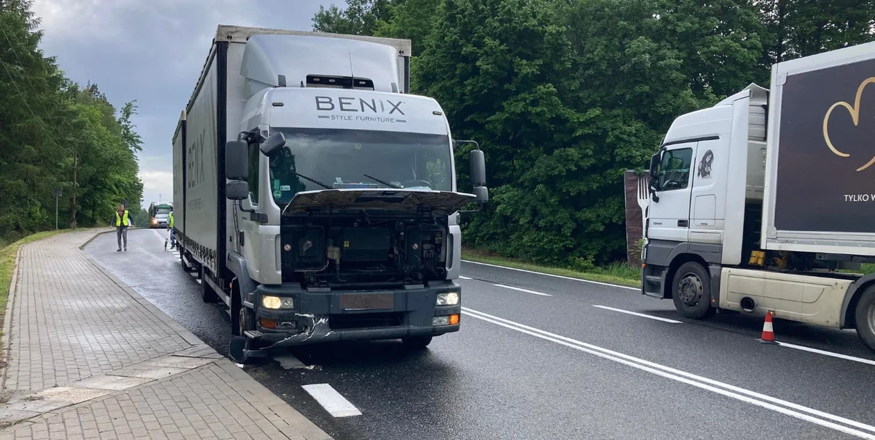 Kierujący ciężarówką najechał na tył busa w Dębowinie - Zdjęcie główne