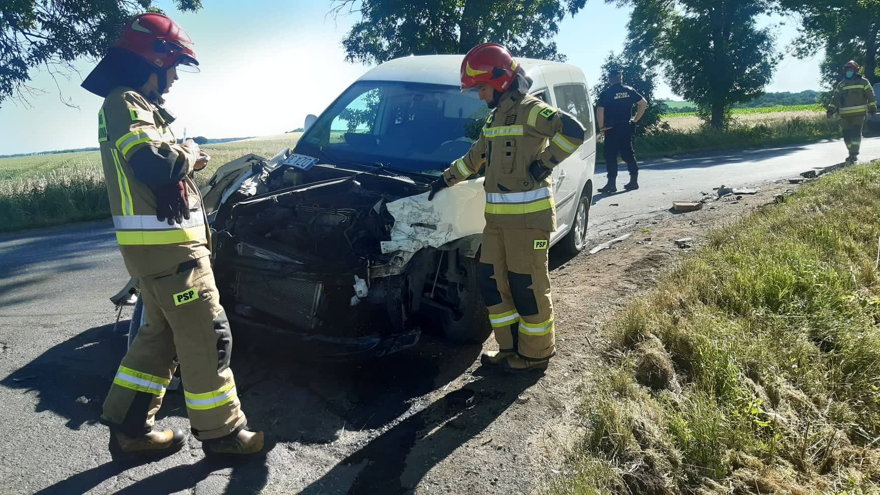 Zderzyły się dwa auta - dostawczy Iveco i osobowy Volskwagen.