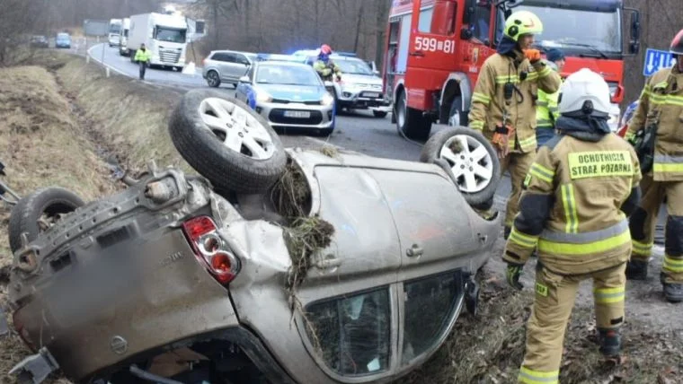 Dębowina. Nissan dachował - Zdjęcie główne