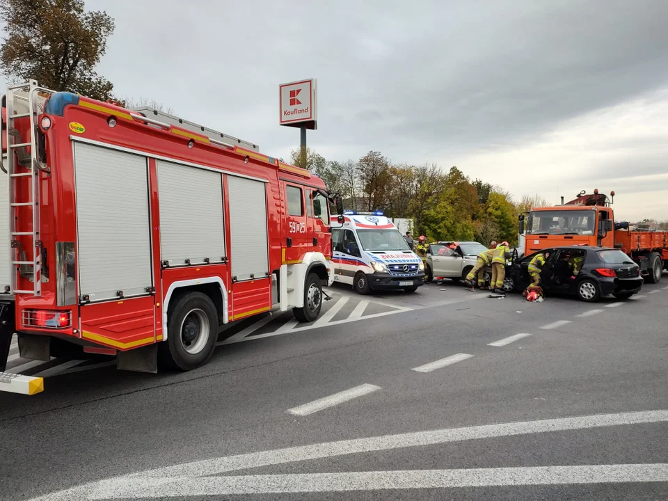 Zderzenie trzech pojazdów na skrzyżowaniu DK8 z ulicą Legnicką - Zdjęcie główne