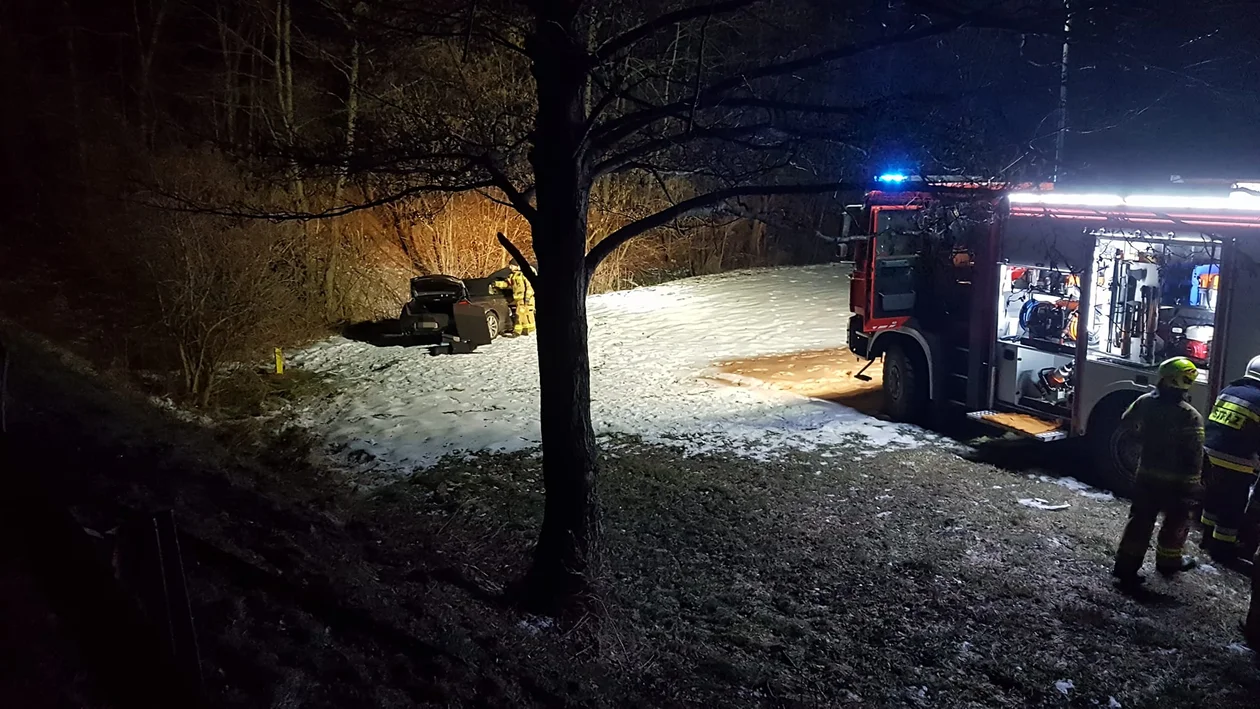 Dachowanie BMW na DK-46. Kierowca trafił do szpitala - Zdjęcie główne