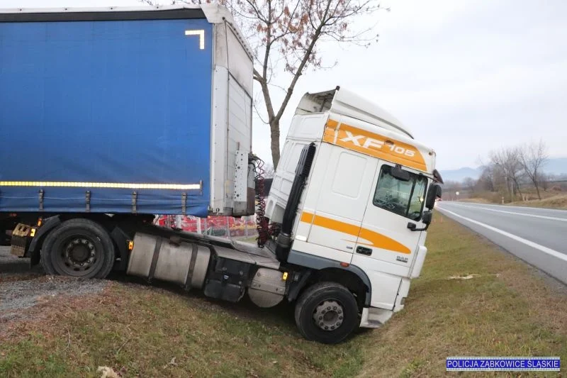 Kierowca tira miał ponad 3 promile. Wjechał do rowu - Zdjęcie główne