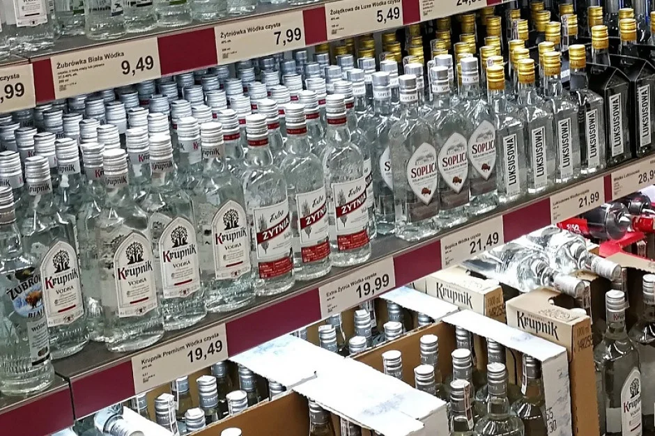 Ząbkowice Śląskie. Pijany zasnął przy drodze. Wcześniej dwa razy ukradł alkohol - Zdjęcie główne